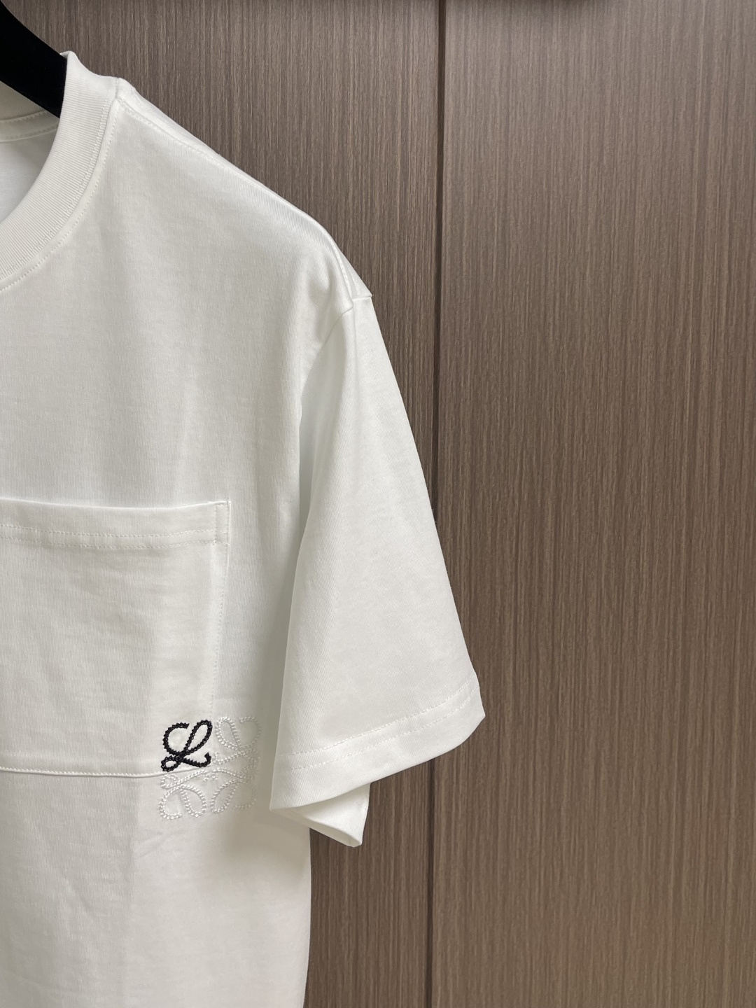 LOEWE 口袋logo刺绣圆领短袖T恤，面料采用原版一致纯棉材质，衣服厚实、挺括、有垂感，不易软塌变形