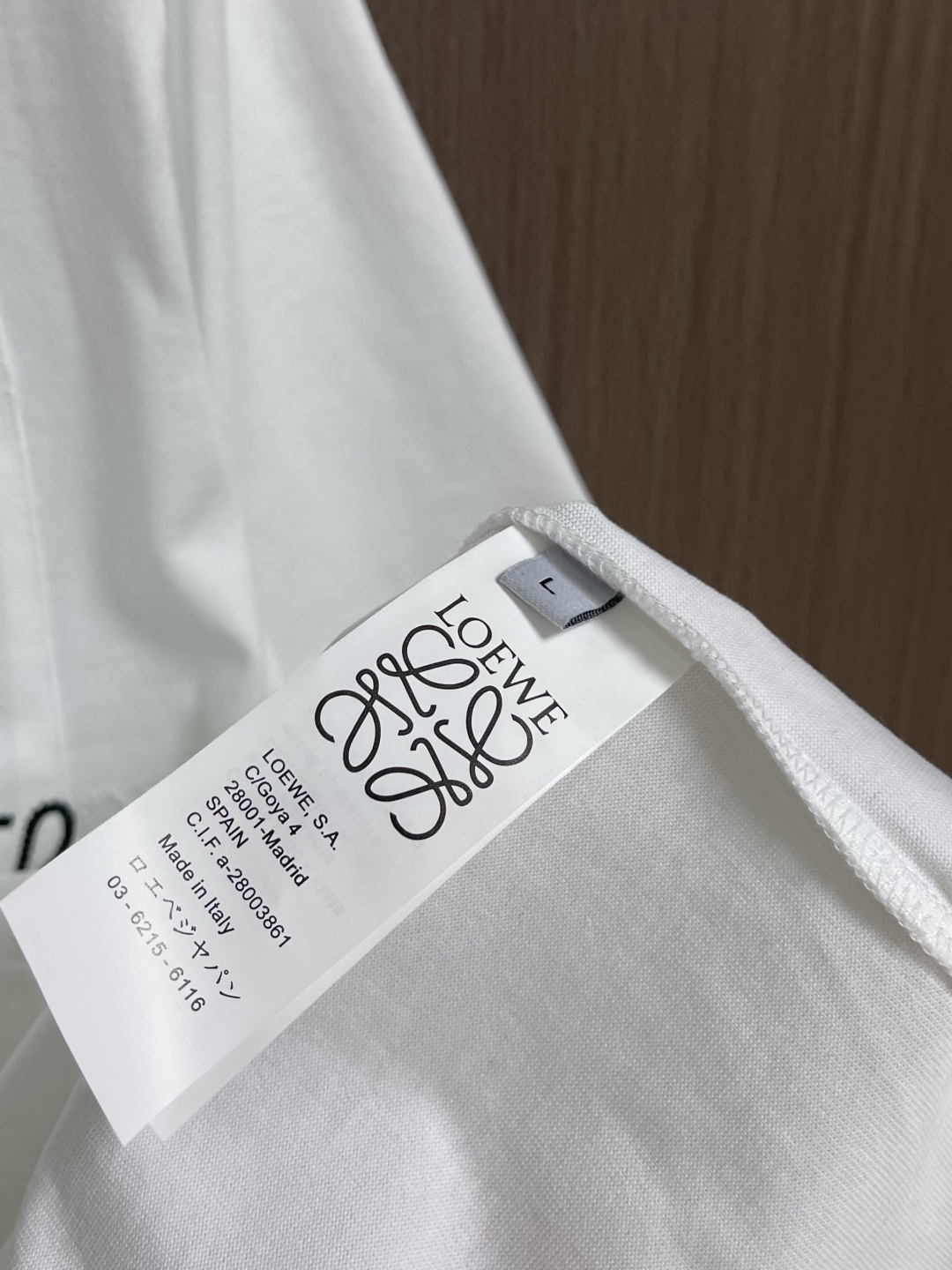 LOEWE 口袋logo刺绣圆领短袖T恤，面料采用原版一致纯棉材质，衣服厚实、挺括、有垂感，不易软塌变形