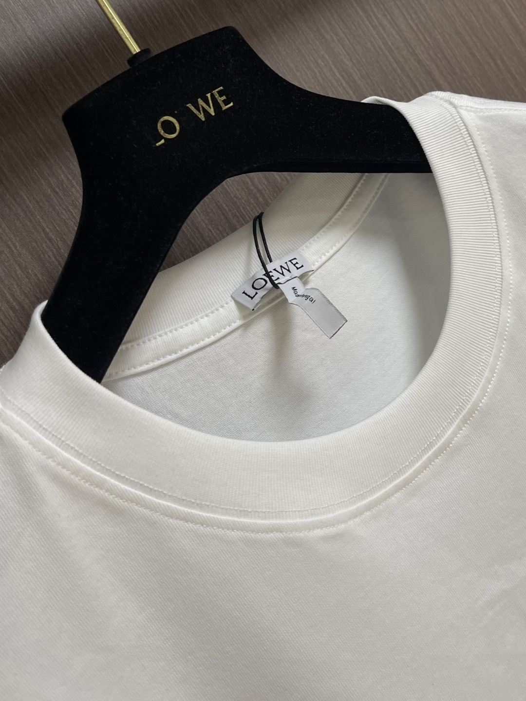 LOEWE 口袋logo刺绣圆领短袖T恤，面料采用原版一致纯棉材质，衣服厚实、挺括、有垂感，不易软塌变形