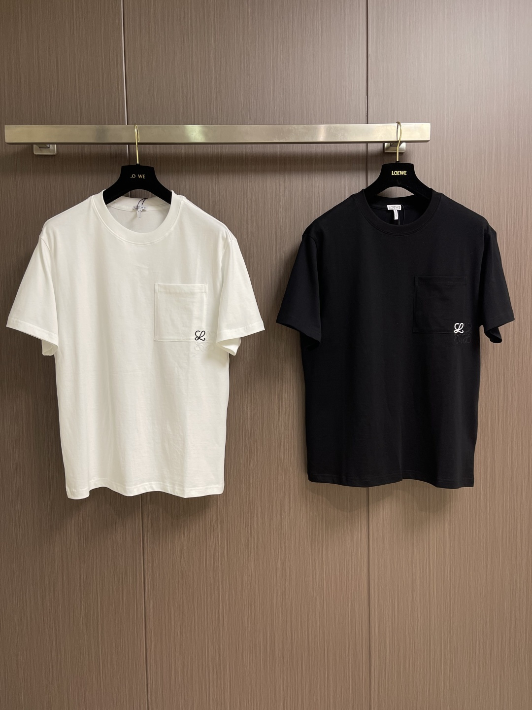 LOEWE 口袋logo刺绣圆领短袖T恤，面料采用原版一致纯棉材质，衣服厚实、挺括、有垂感，不易软塌变形