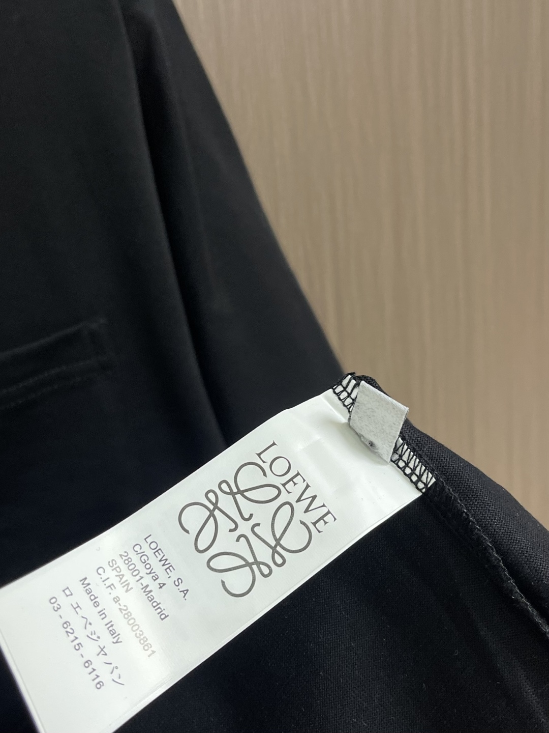 LOEWE 口袋logo刺绣圆领短袖T恤，面料采用原版一致纯棉材质，衣服厚实、挺括、有垂感，不易软塌变形