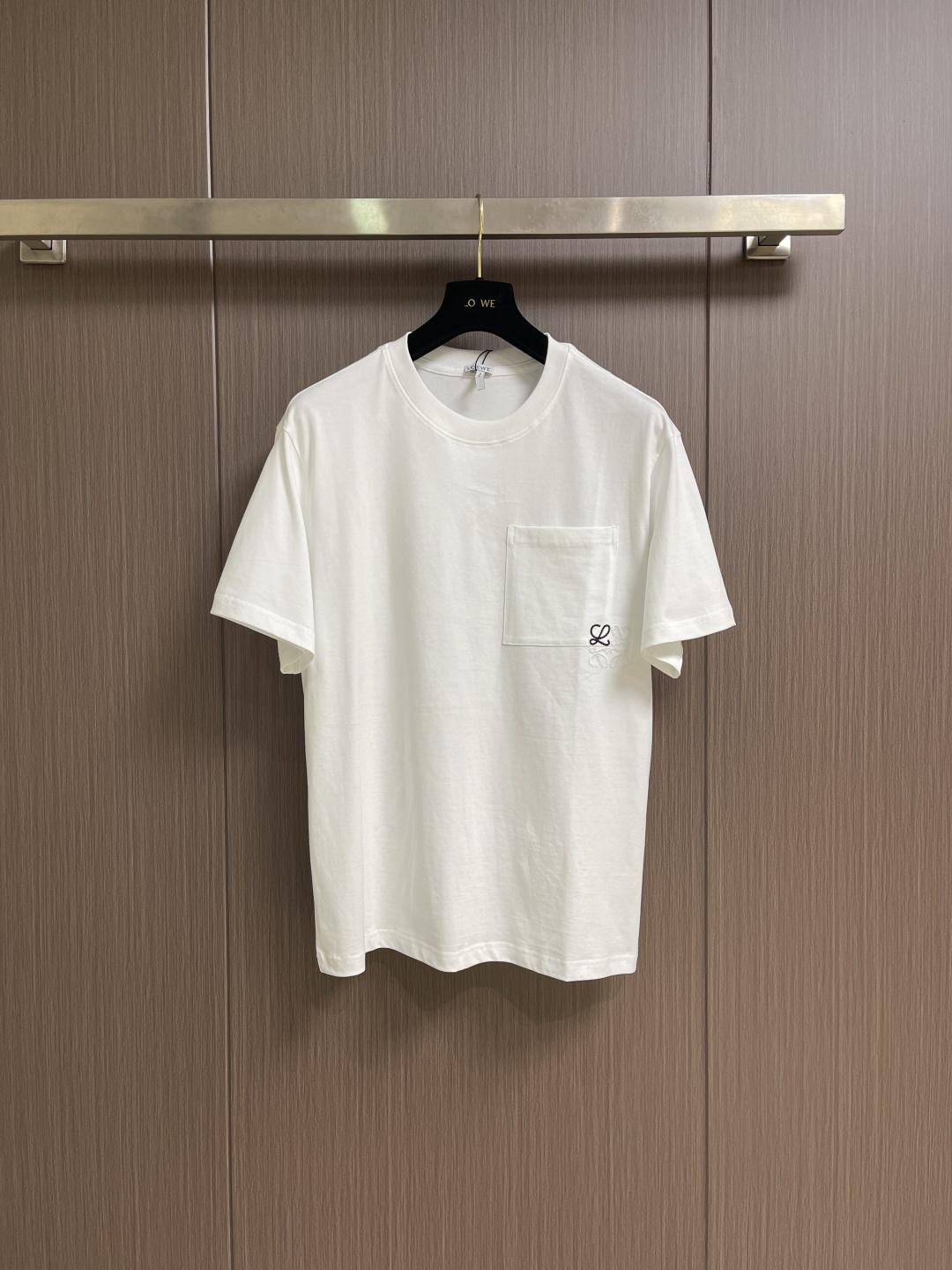 LOEWE 口袋logo刺绣圆领短袖T恤，面料采用原版一致纯棉材质，衣服厚实、挺括、有垂感，不易软塌变形