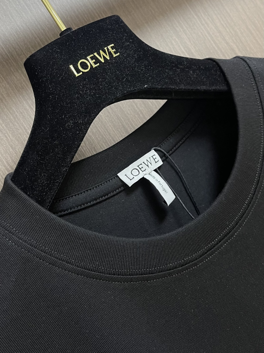 LOEWE 口袋logo刺绣圆领短袖T恤，面料采用原版一致纯棉材质，衣服厚实、挺括、有垂感，不易软塌变形