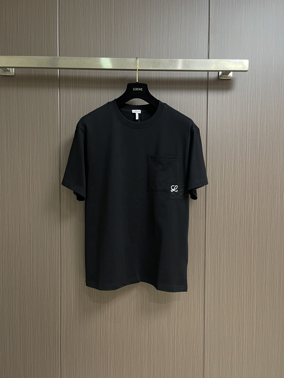 LOEWE 口袋logo刺绣圆领短袖T恤，面料采用原版一致纯棉材质，衣服厚实、挺括、有垂感，不易软塌变形