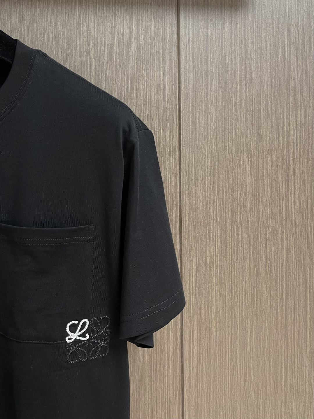 LOEWE 口袋logo刺绣圆领短袖T恤，面料采用原版一致纯棉材质，衣服厚实、挺括、有垂感，不易软塌变形