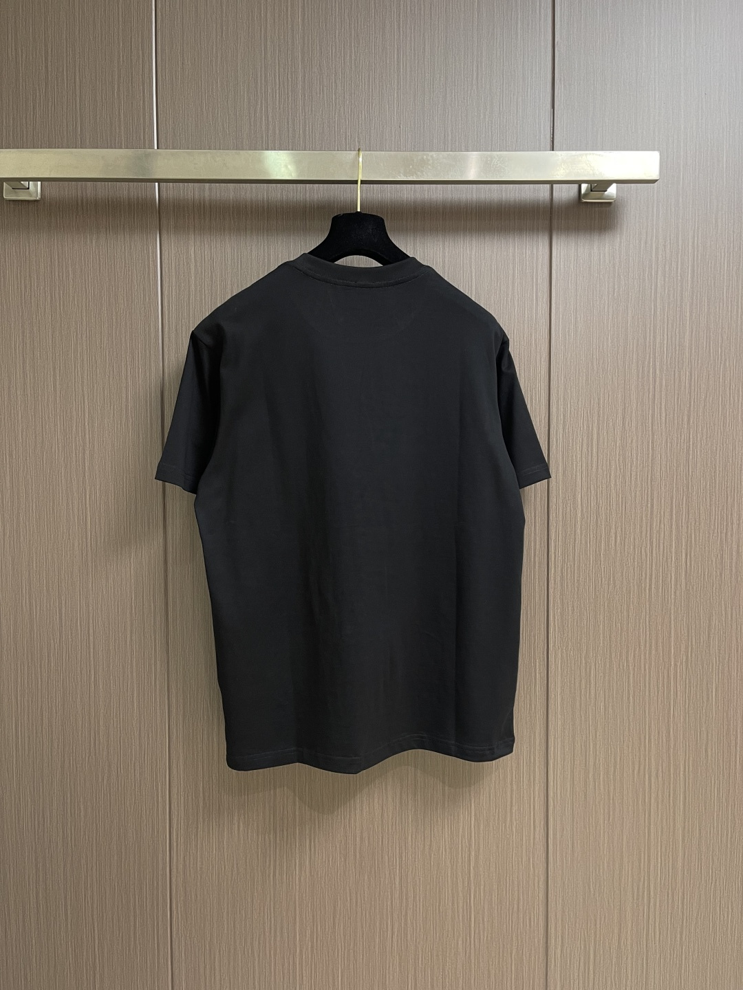 LOEWE 口袋logo刺绣圆领短袖T恤，面料采用原版一致纯棉材质，衣服厚实、挺括、有垂感，不易软塌变形