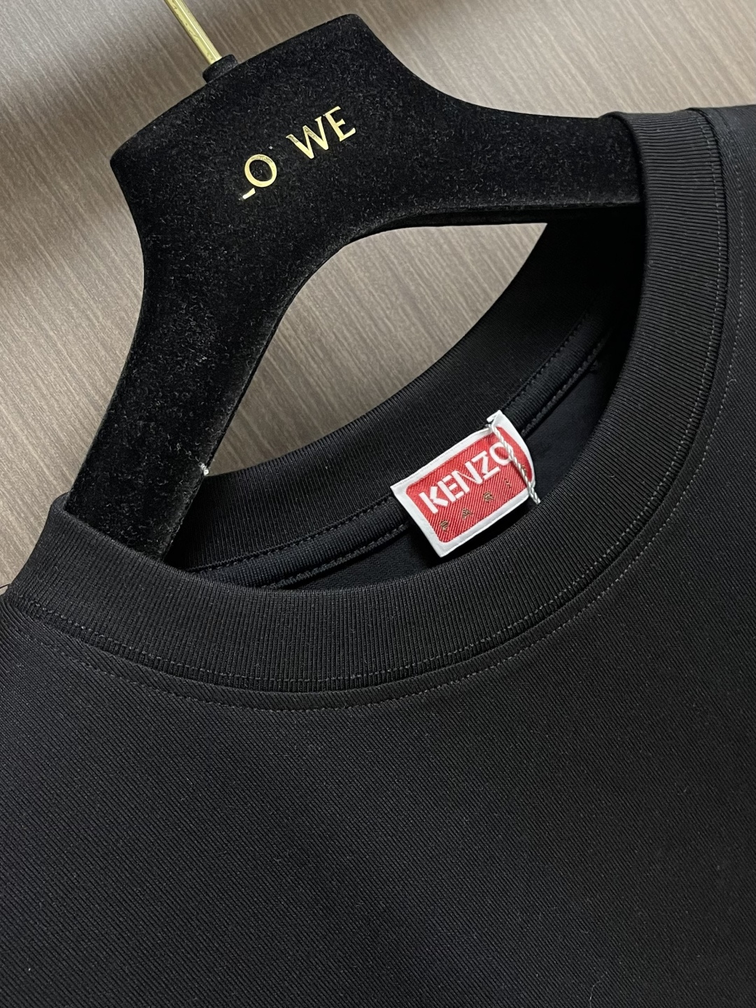 Kenzo x nigo 联名海棠花刺绣圆领T恤 通体设计完美传承了家族式经典元素，后背饰有经典海棠花刺