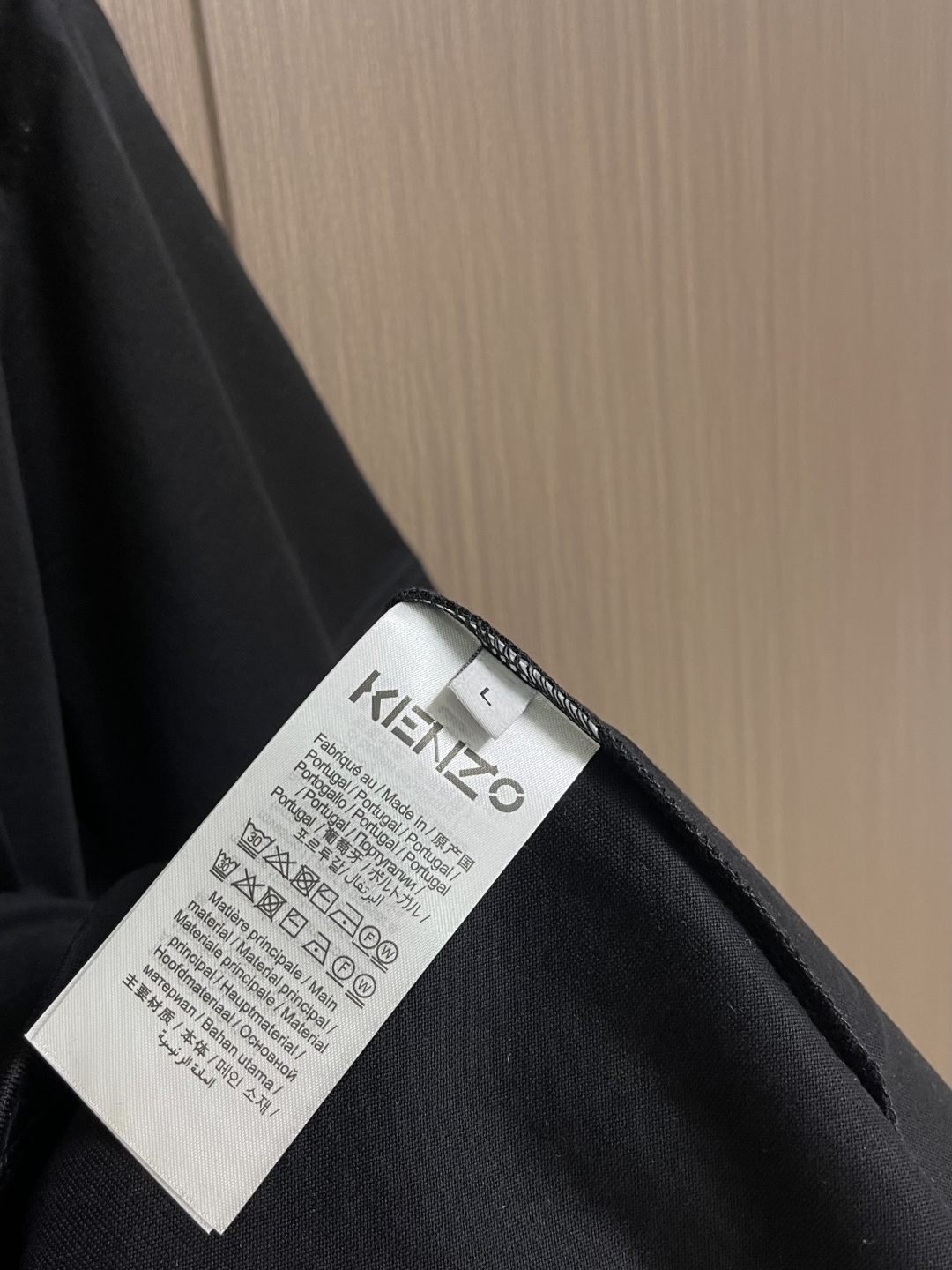 Kenzo x nigo 联名海棠花刺绣圆领T恤 通体设计完美传承了家族式经典元素，后背饰有经典海棠花刺