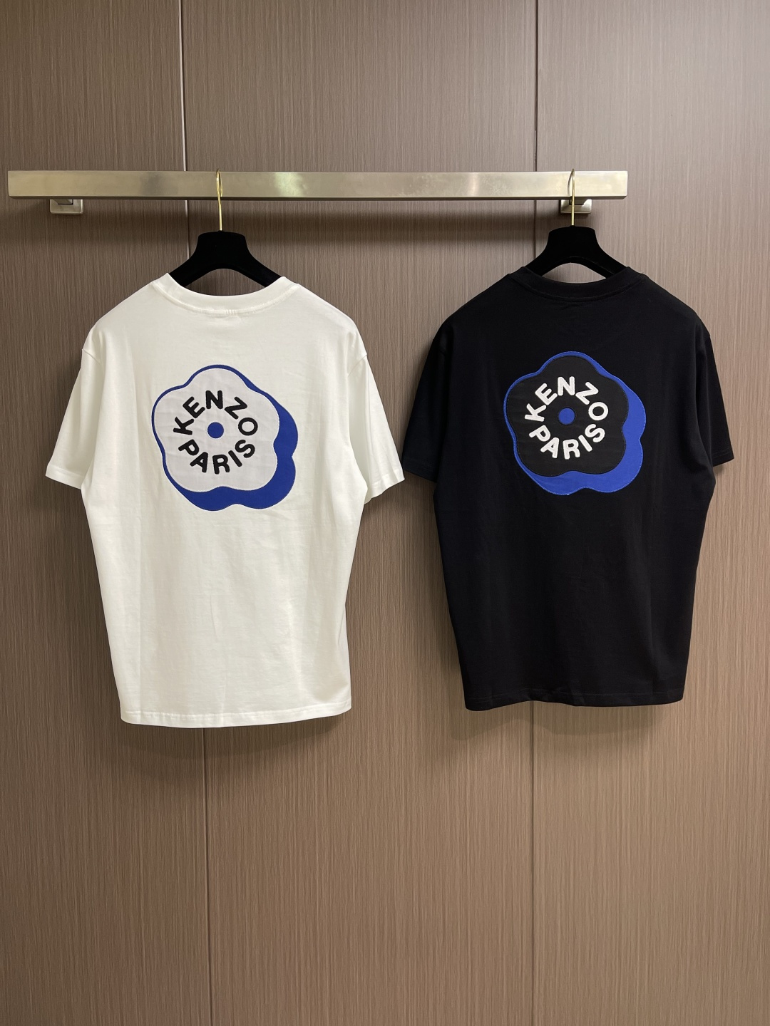 Kenzo x nigo 联名海棠花刺绣圆领T恤 通体设计完美传承了家族式经典元素，后背饰有经典海棠花刺