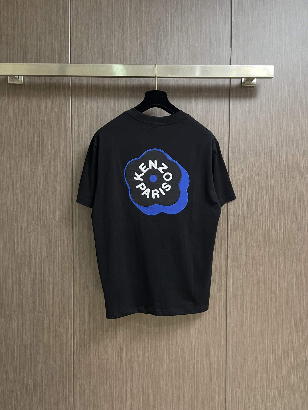 Kenzo x nigo 联名海棠花刺绣圆领T恤 通体设计完美传承了家族式经典元素，后背饰有经典海棠花刺
