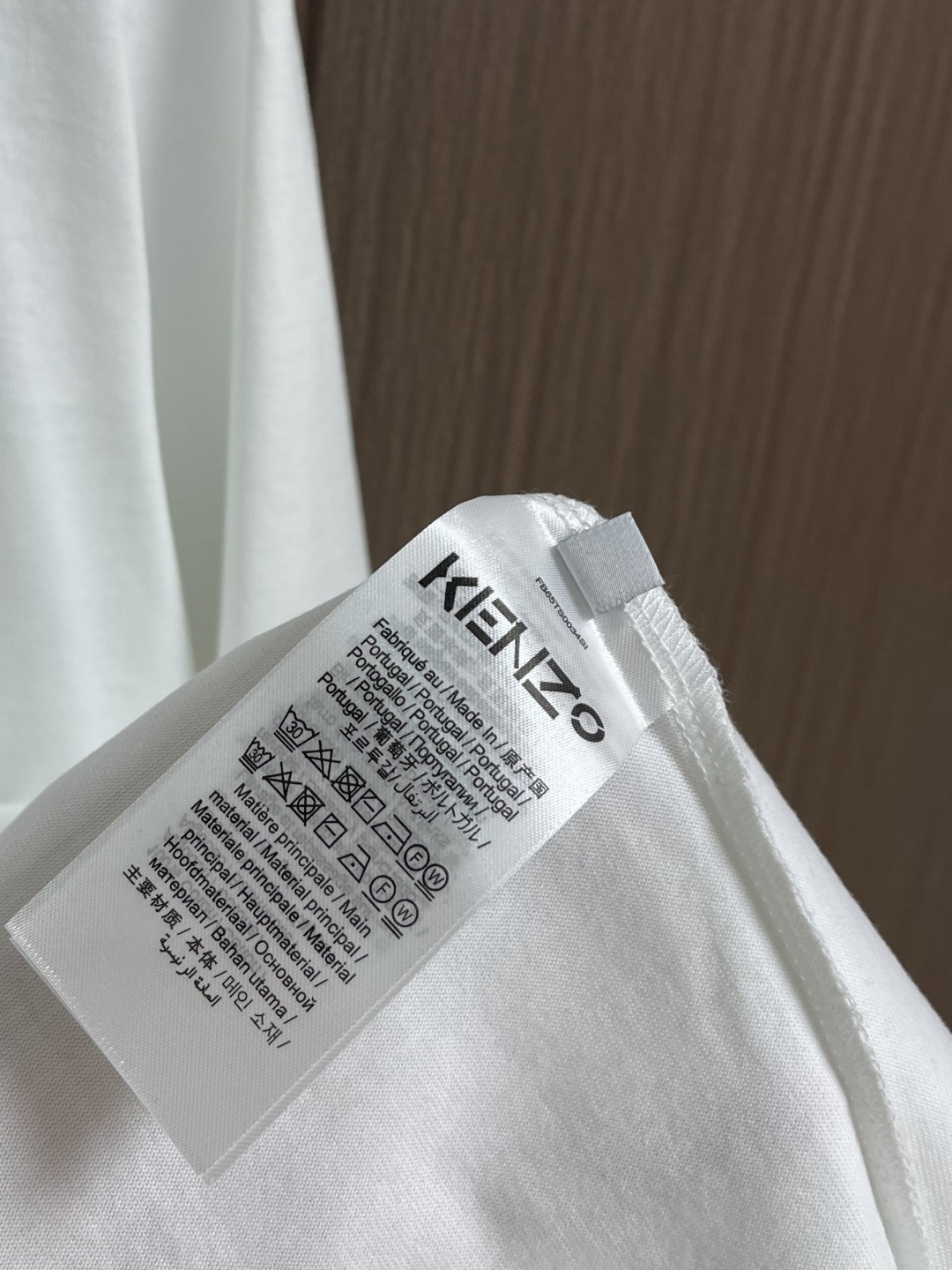 Kenzo x nigo 联名海棠花刺绣圆领T恤 通体设计完美传承了家族式经典元素，后背饰有经典海棠花刺