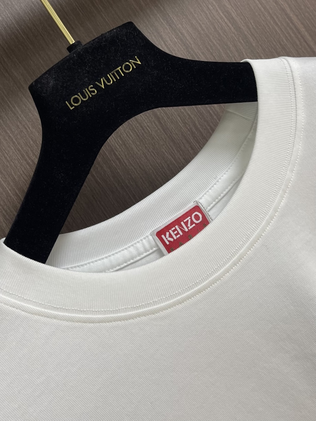 Kenzo x nigo 联名海棠花刺绣圆领T恤 通体设计完美传承了家族式经典元素，后背饰有经典海棠花刺