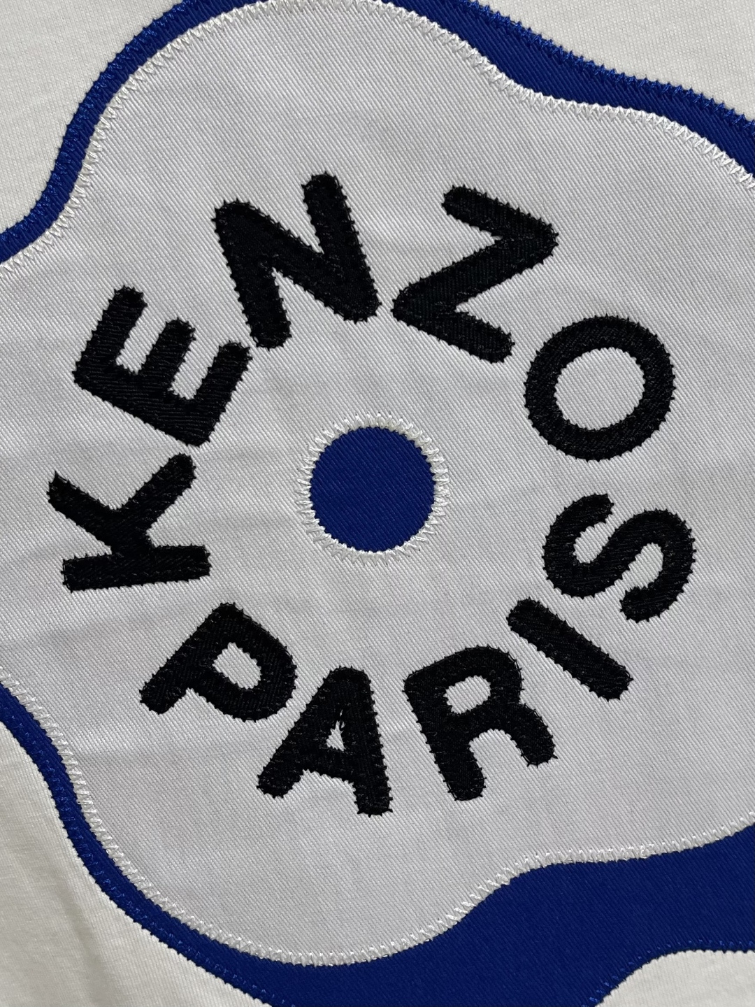 Kenzo x nigo 联名海棠花刺绣圆领T恤 通体设计完美传承了家族式经典元素，后背饰有经典海棠花刺