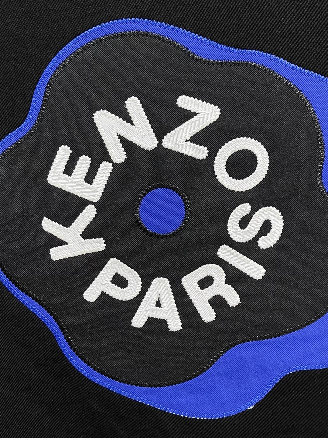 Kenzo x nigo 联名海棠花刺绣圆领T恤 通体设计完美传承了家族式经典元素，后背饰有经典海棠花刺