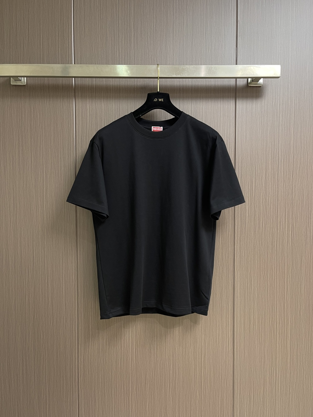 Kenzo x nigo 联名海棠花刺绣圆领T恤 通体设计完美传承了家族式经典元素，后背饰有经典海棠花刺