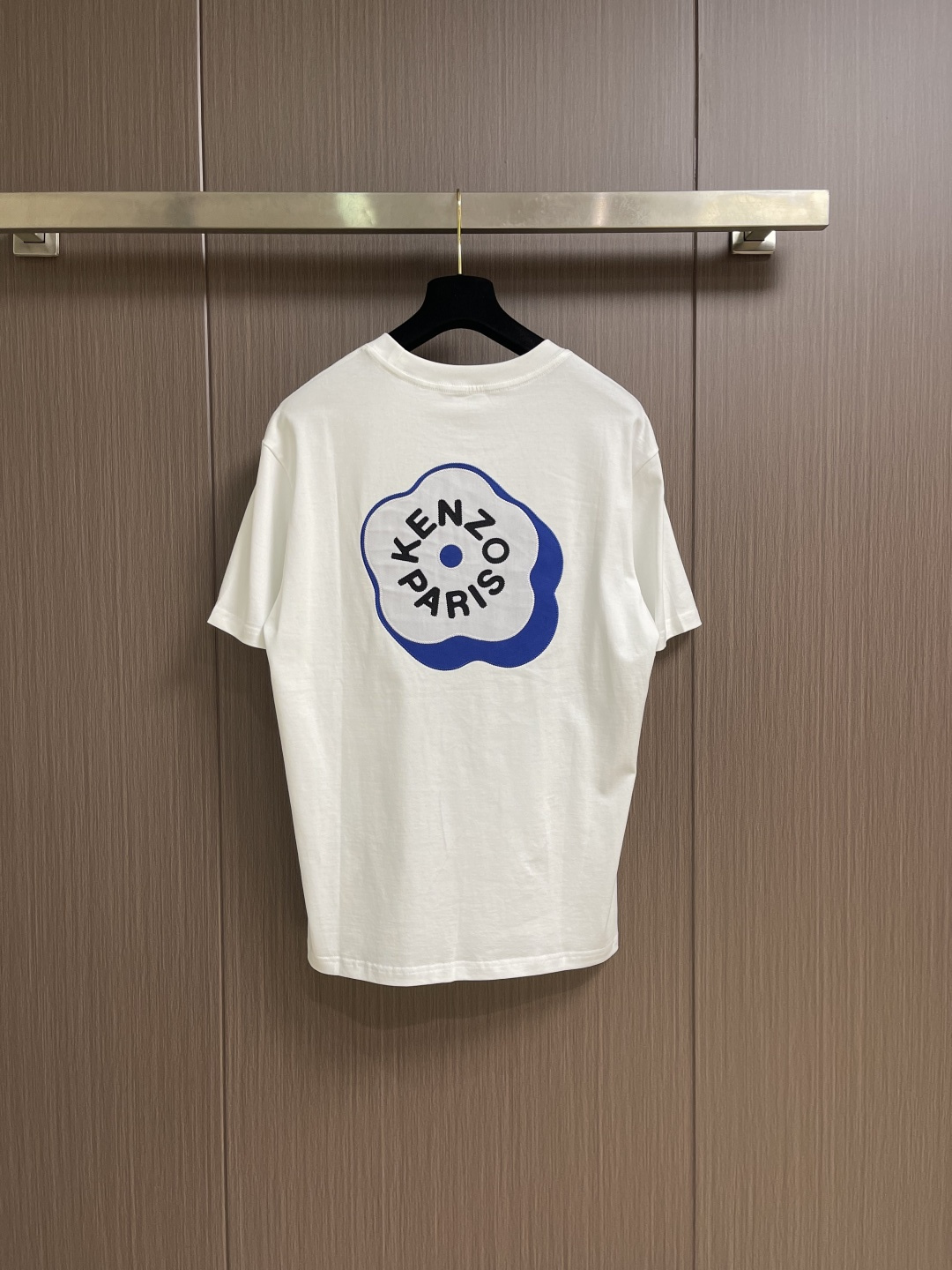 Kenzo x nigo 联名海棠花刺绣圆领T恤 通体设计完美传承了家族式经典元素，后背饰有经典海棠花刺