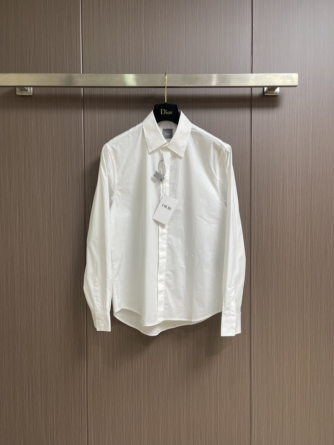 NO:935704,Dior long-sleeved shirt with embroidery on the chest, customized silk satin poplin. Delicate and soft, comfortable and close to the skin. A touch of simple white. Pure and elegant. The logo is embellished on the chest. The invisible aristocratic coat of arms is carved. The architectural aesthetics and craftsmanship spirit of the 1947 haute couture workshop are sealed in the square inches of a white shirt. Only neat tailoring and precise details outline the design philosophy that high-end comes from order, and deduce a sense of effortless high-end. Imported machine embroidery technology is used.  Use advanced computer control system and precision mechanical components to realize logo embroidery work with high precision. The lines are smooth and delicate, and the fabrics have been sand washed. The texture is better. It is not easy to deform, not easy to shrink, not easy to fade, and maintains long-term beauty. The overall wiring is straight and delicate, the fabric is comfortable and soft, and the color is consistent without color difference. It can be matched with the same style to create a fashionable look and control various occasions. Customized accessories, complete three standards, same style for men and women!  Size 38-39-40-41 Size 38 bust 104 shoulder width 46 length 73.5 size 39 bust 108 shoulder width 47 length 75 size 40 bust 112 shoulder width 48 length 76.5 size 41 bust 116 shoulder width 49 length 78,,dior,shirts,19860909Dior 胸前刺绣长袖衬衫,定制丝缎府绸 细腻柔软 舒适贴肤 一抹简约白 纯净如初 优雅自现 logo标志点缀于胸前 雕琢隐形的贵族纹章 将1947年高订工坊的建筑美学与手工精神封存在一件白衬衫的方寸之间 仅以利落的剪裁与精准的细节 勾勒出高级感源于秩序的设计哲学 演绎不费力的高级感.采用进口机刺绣工艺 使用先进的计算机控制系统和精密的机械部件 实现logo标志刺绣作业 精度高 线条流畅而细腻,面料都经过砂洗 手感质感更佳 不易变形 不易缩水 不易褪色 保持长久的美观.整体走线平直细腻,面料舒适柔软,颜色一致无色差 能与同款搭配营造时尚造型,驾驭各种场合,定制辅料,三标齐全,男女同款！尺码38-39-40-41 38码胸围104 肩宽46 衣长73.5 39码胸围108 肩宽47 衣长75 40码胸围112 肩宽48 衣长76.5 41码 胸围116 肩宽49 衣长78,,dior,shirts,,Men's clothing