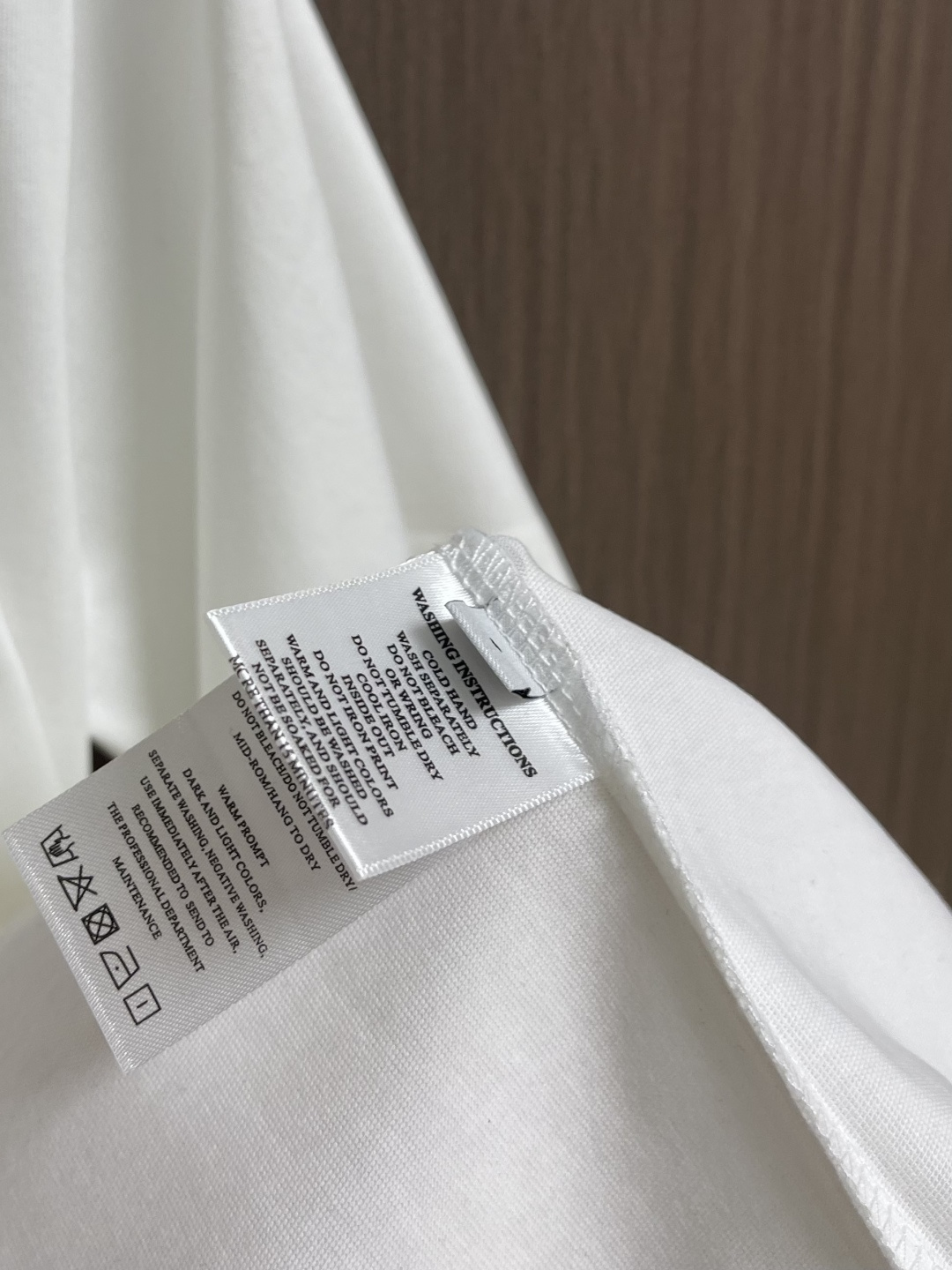 Loewe 胸口徽标logo拼皮短袖T恤，采用32支260G纯棉面料，布面干净，上身舒适透气，16针高密