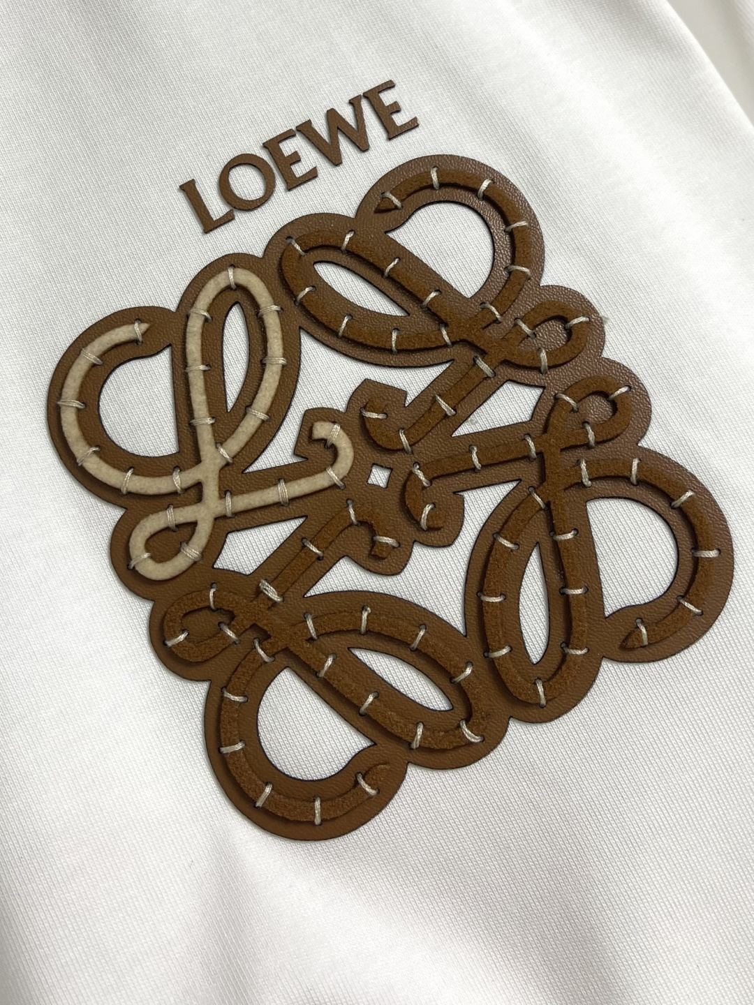 Loewe 胸口徽标logo拼皮短袖T恤，采用32支260G纯棉面料，布面干净，上身舒适透气，16针高密