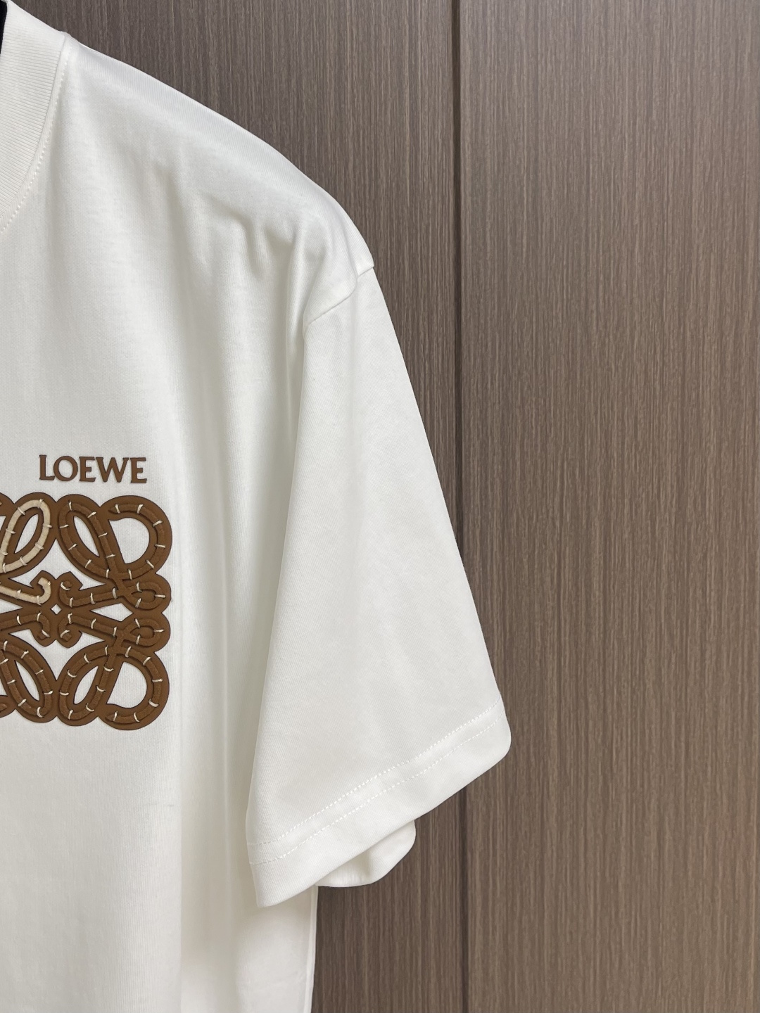 Loewe 胸口徽标logo拼皮短袖T恤，采用32支260G纯棉面料，布面干净，上身舒适透气，16针高密