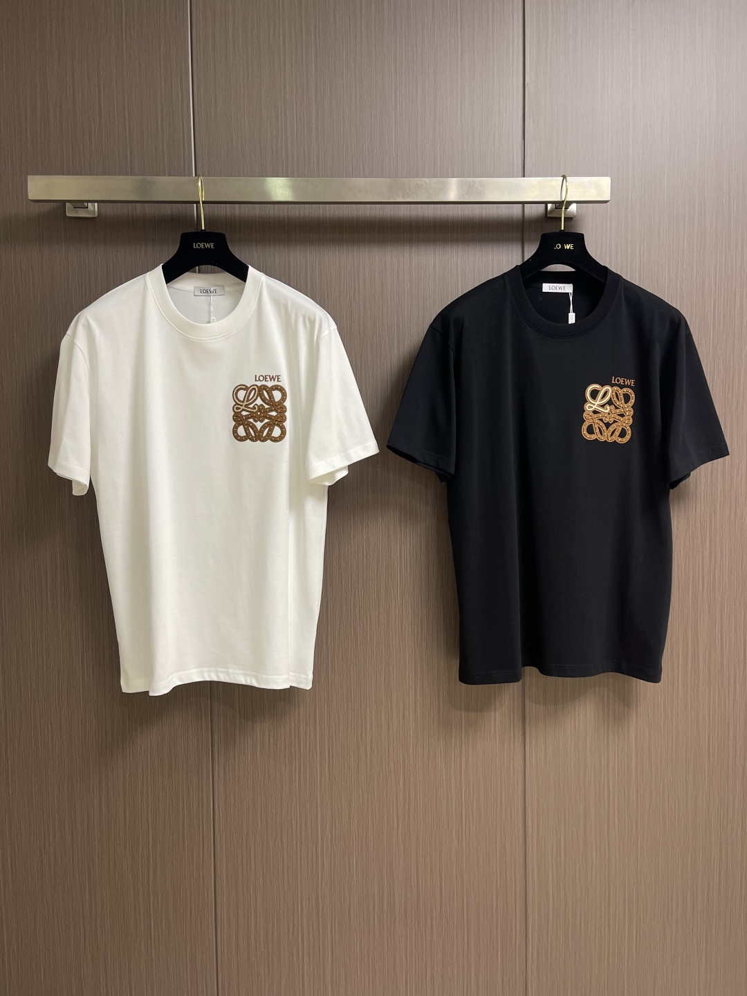 Loewe 胸口徽标logo拼皮短袖T恤，采用32支260G纯棉面料，布面干净，上身舒适透气，16针高密