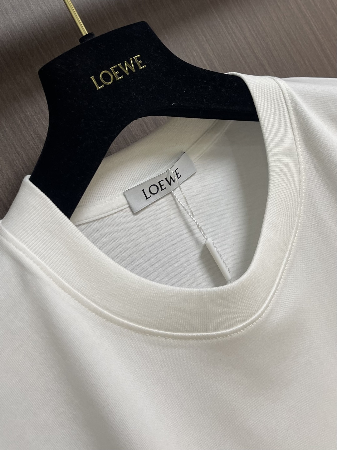 Loewe 胸口徽标logo拼皮短袖T恤，采用32支260G纯棉面料，布面干净，上身舒适透气，16针高密