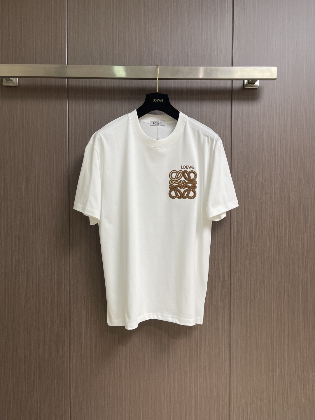 Loewe 胸口徽标logo拼皮短袖T恤，采用32支260G纯棉面料，布面干净，上身舒适透气，16针高密