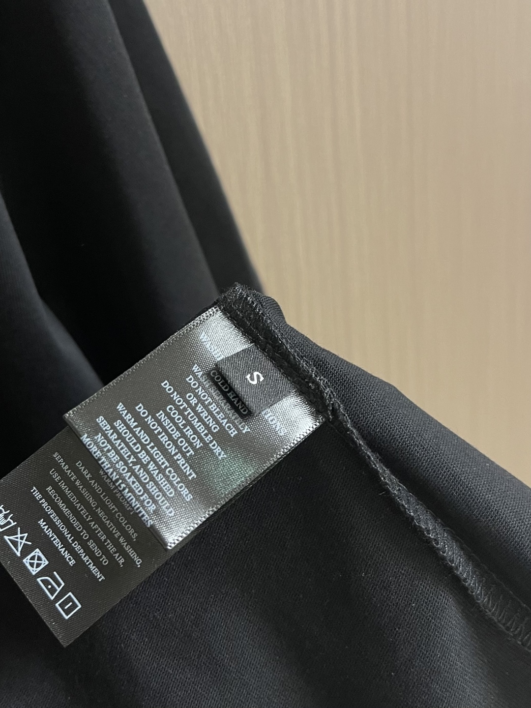 Loewe 胸口徽标logo拼皮短袖T恤，采用32支260G纯棉面料，布面干净，上身舒适透气，16针高密