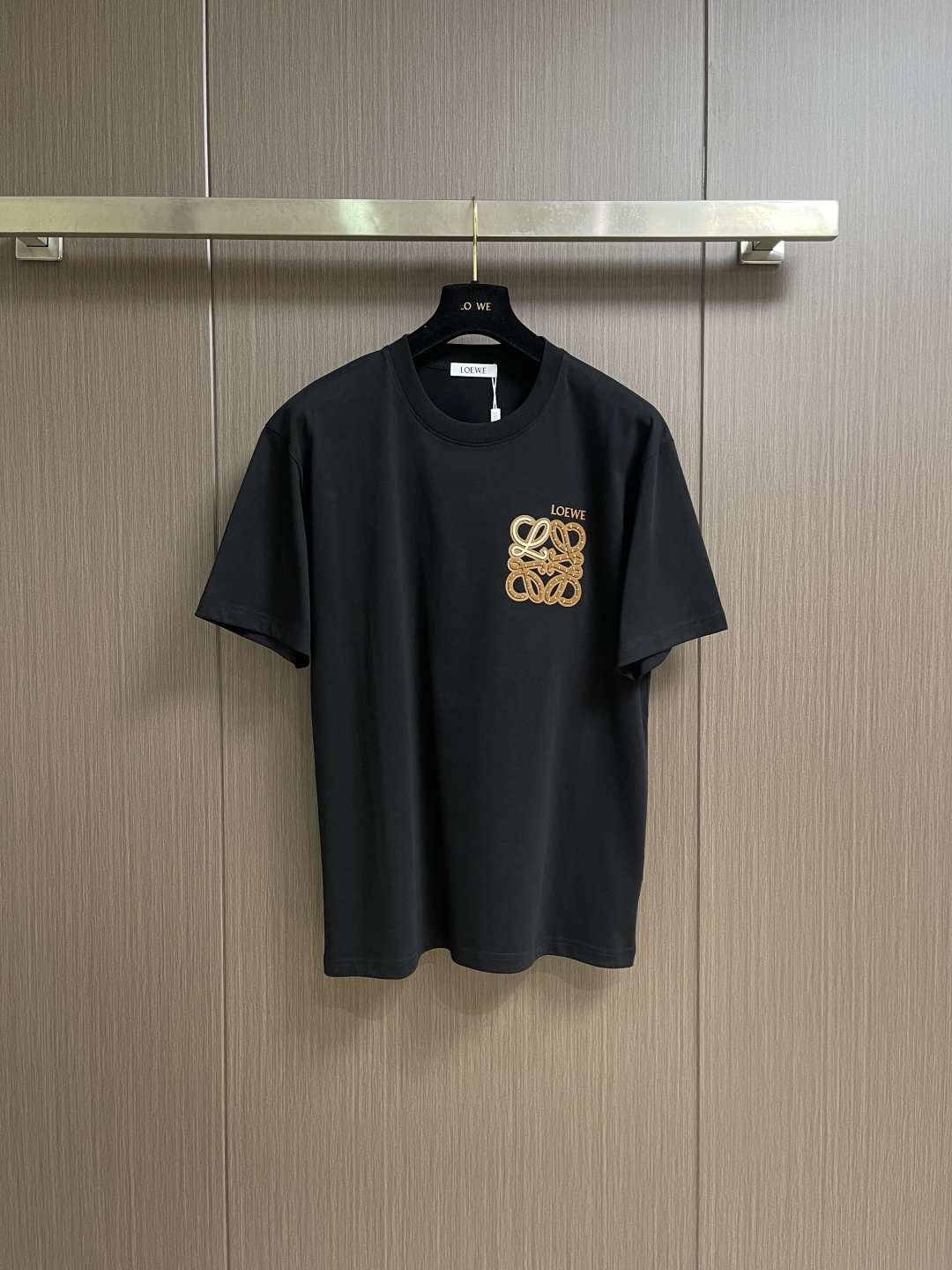 Loewe 胸口徽标logo拼皮短袖T恤，采用32支260G纯棉面料，布面干净，上身舒适透气，16针高密