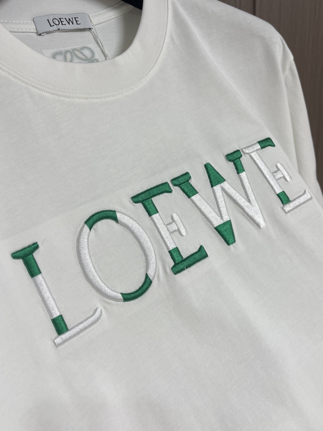Loewe 2026ss春夏新款 罗意威刺绣logo标识胸前圆领T恤， 260g 32支双纱平纹纯棉面料