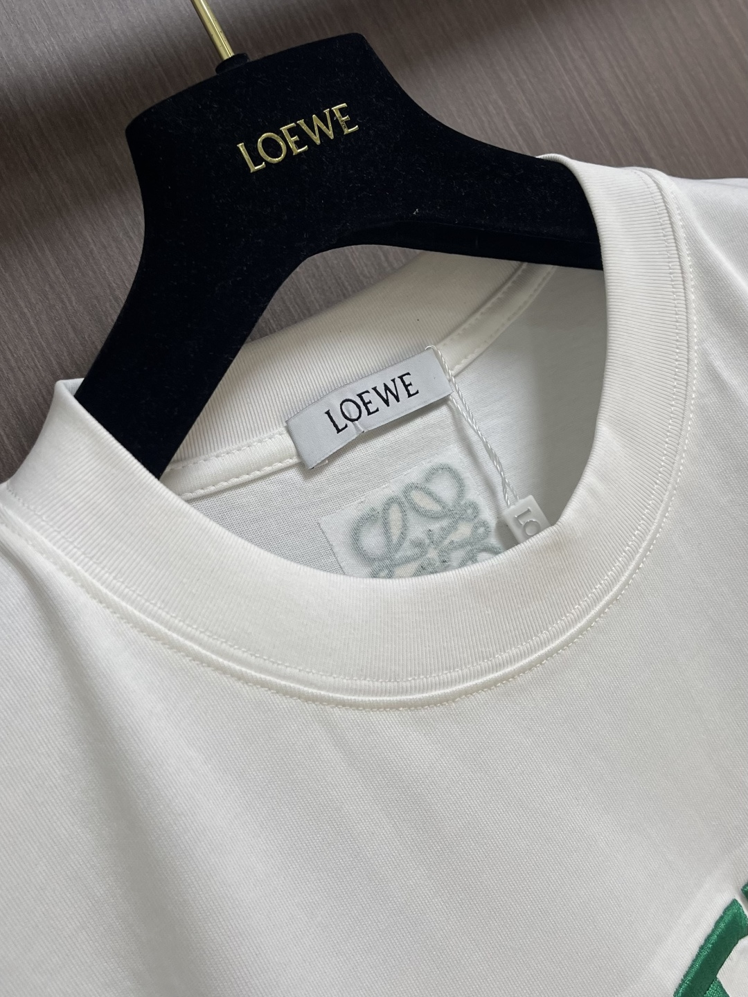 Loewe 2026ss春夏新款 罗意威刺绣logo标识胸前圆领T恤， 260g 32支双纱平纹纯棉面料