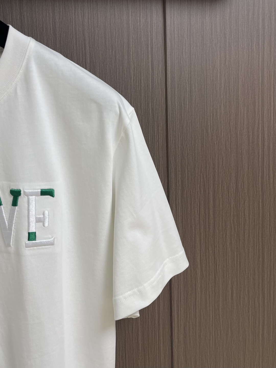 Loewe 2026ss春夏新款 罗意威刺绣logo标识胸前圆领T恤， 260g 32支双纱平纹纯棉面料