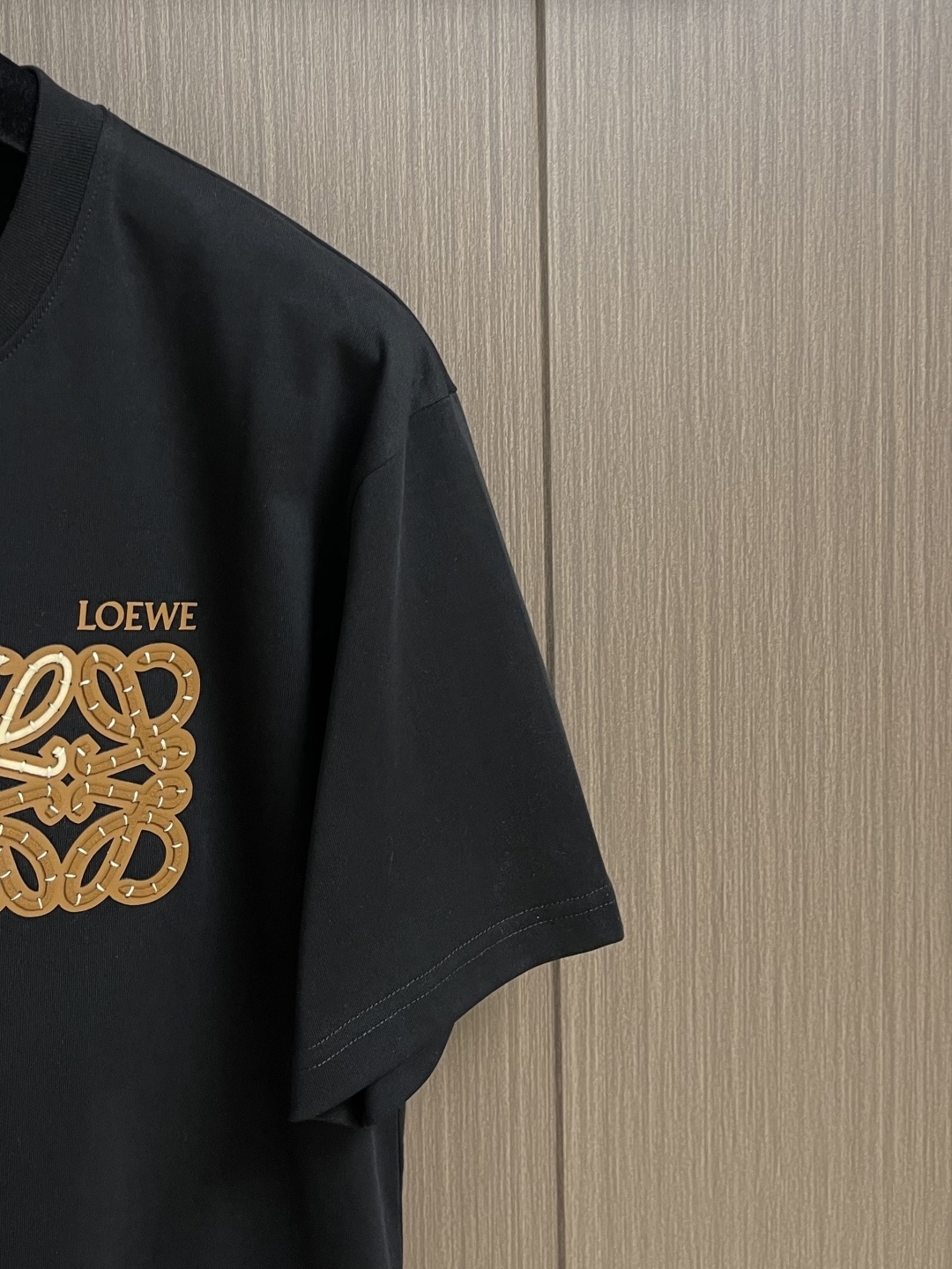 Loewe 胸口徽标logo拼皮短袖T恤，采用32支260G纯棉面料，布面干净，上身舒适透气，16针高密