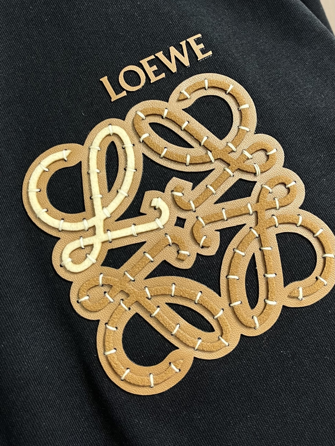 Loewe 胸口徽标logo拼皮短袖T恤，采用32支260G纯棉面料，布面干净，上身舒适透气，16针高密