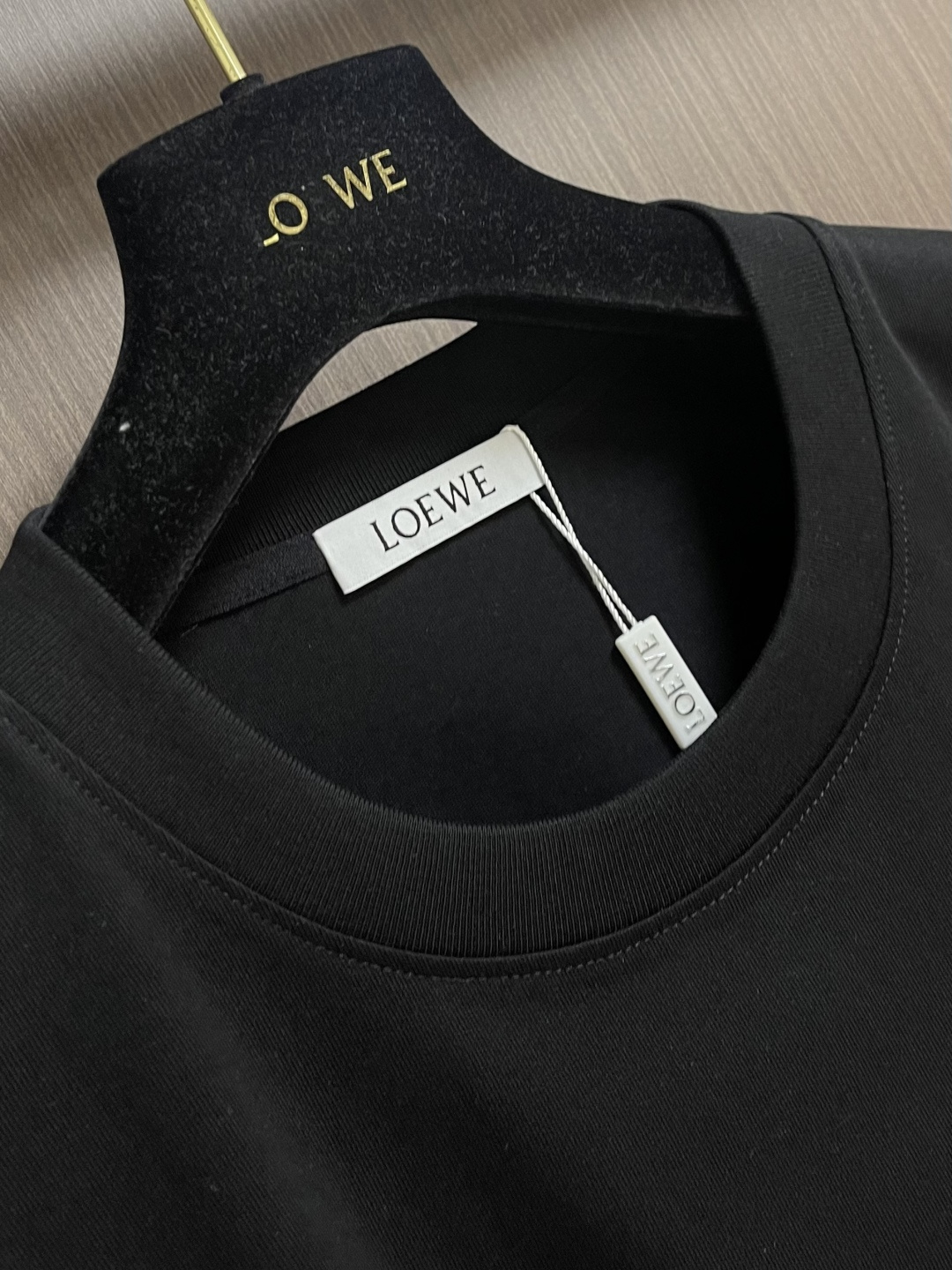 Loewe 胸口徽标logo拼皮短袖T恤，采用32支260G纯棉面料，布面干净，上身舒适透气，16针高密