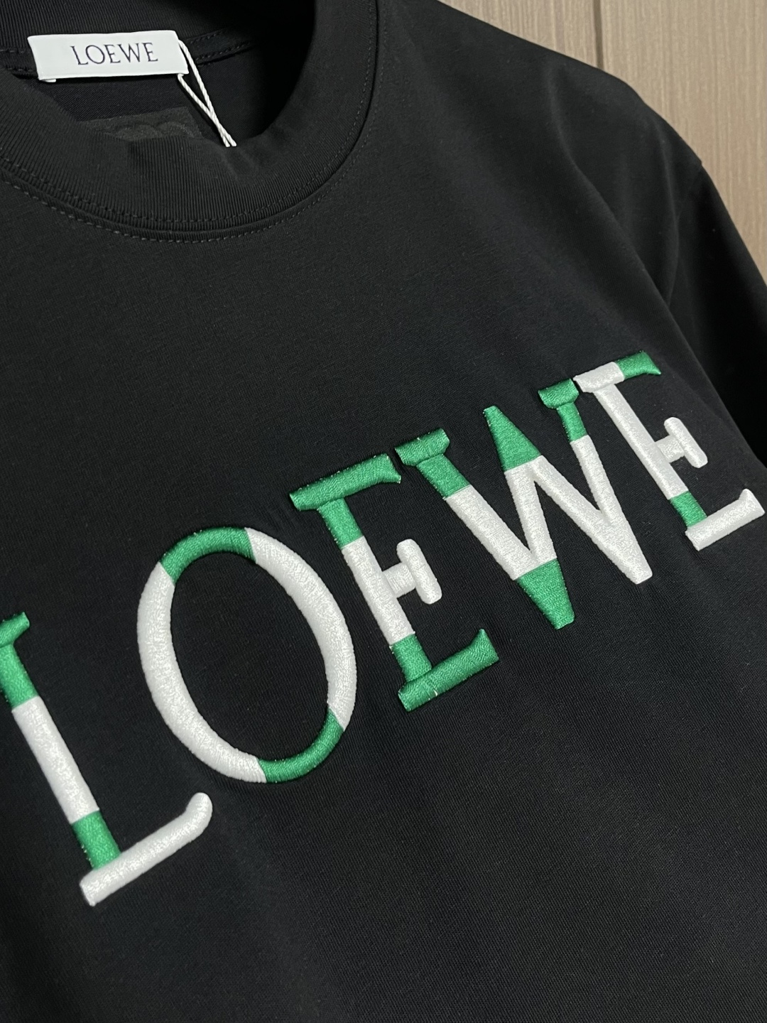 Loewe 2026ss春夏新款 罗意威刺绣logo标识胸前圆领T恤， 260g 32支双纱平纹纯棉面料