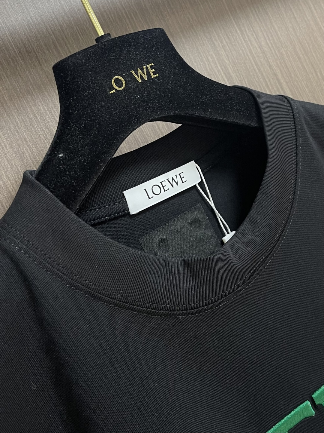 Loewe 2026ss春夏新款 罗意威刺绣logo标识胸前圆领T恤， 260g 32支双纱平纹纯棉面料