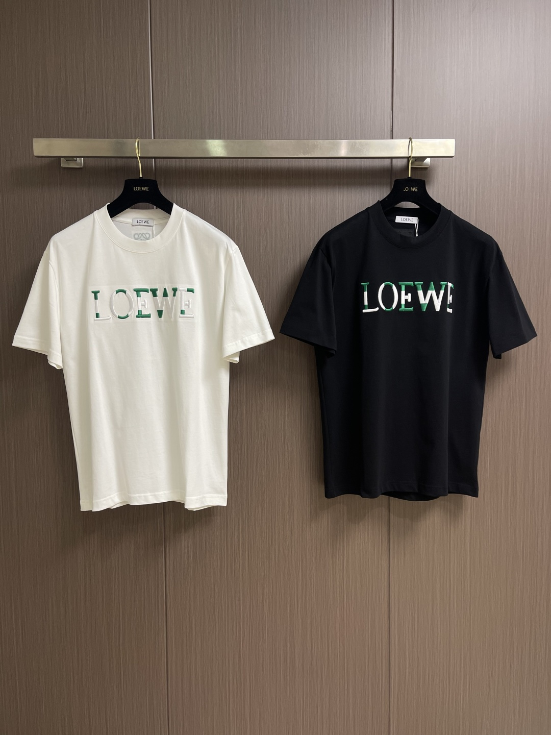 Loewe 2026ss春夏新款 罗意威刺绣logo标识胸前圆领T恤， 260g 32支双纱平纹纯棉面料