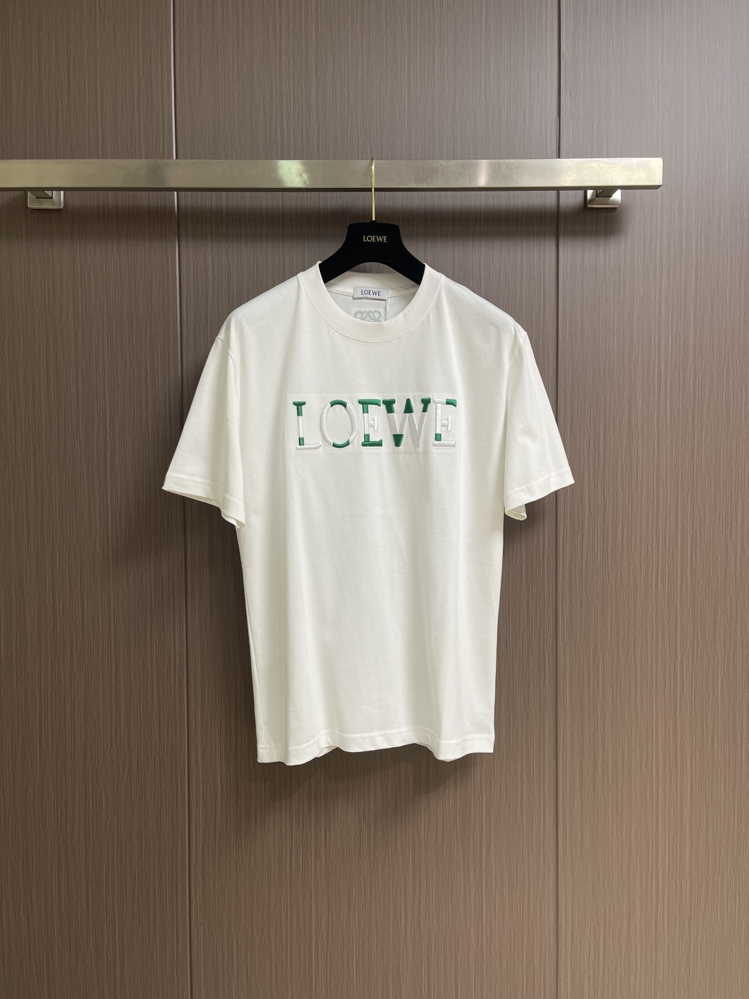 Loewe 2026ss春夏新款 罗意威刺绣logo标识胸前圆领T恤， 260g 32支双纱平纹纯棉面料