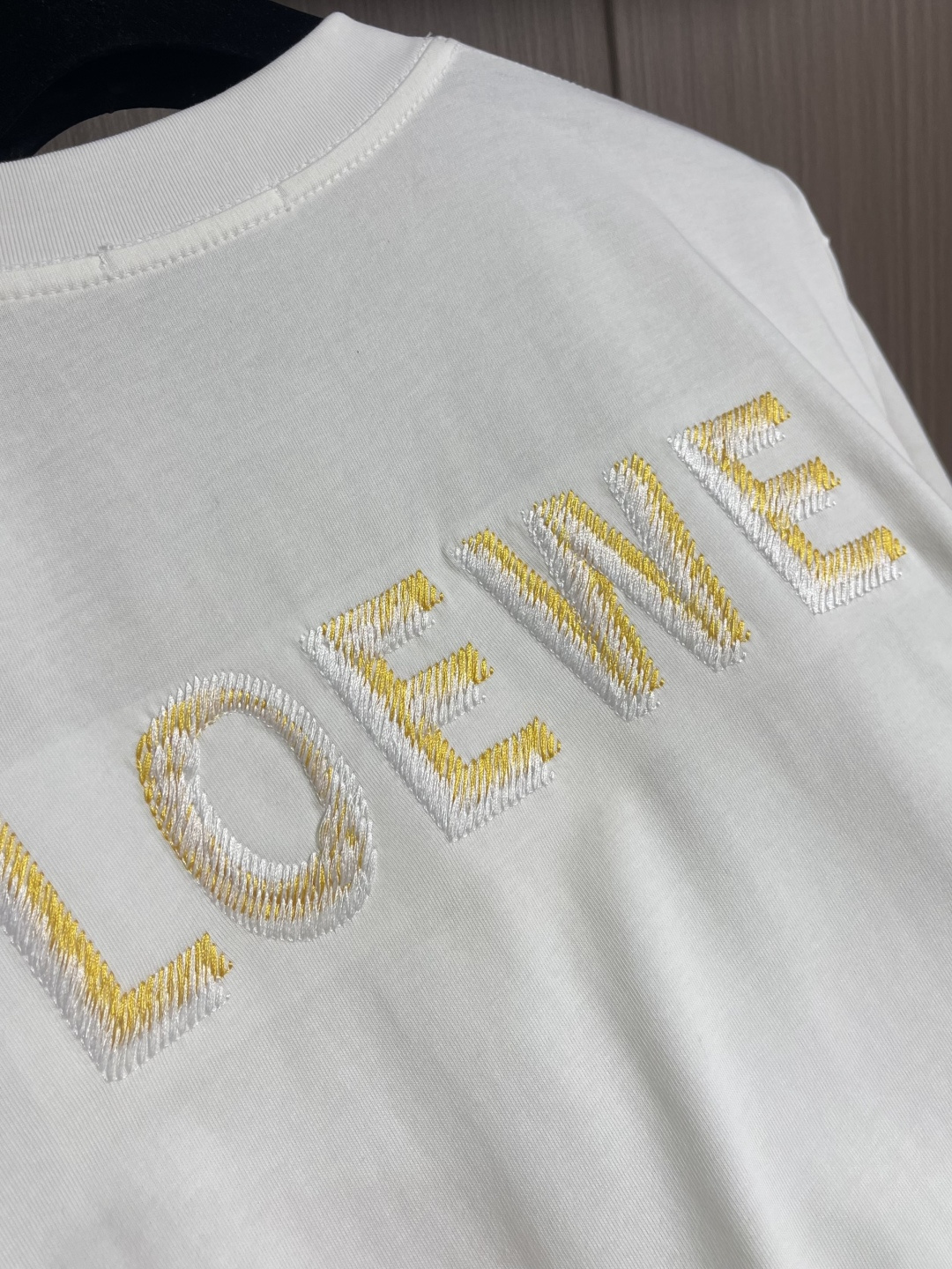 LOEWE 胸口刺绣标识短袖T恤，采用20支平纹优棉，螺纹采用1*1索罗娜螺纹，绣花采用立体刺绣 哑光绣