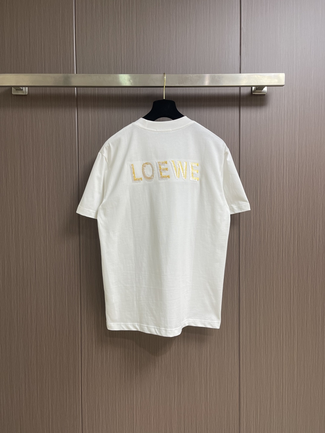 LOEWE 胸口刺绣标识短袖T恤，采用20支平纹优棉，螺纹采用1*1索罗娜螺纹，绣花采用立体刺绣 哑光绣