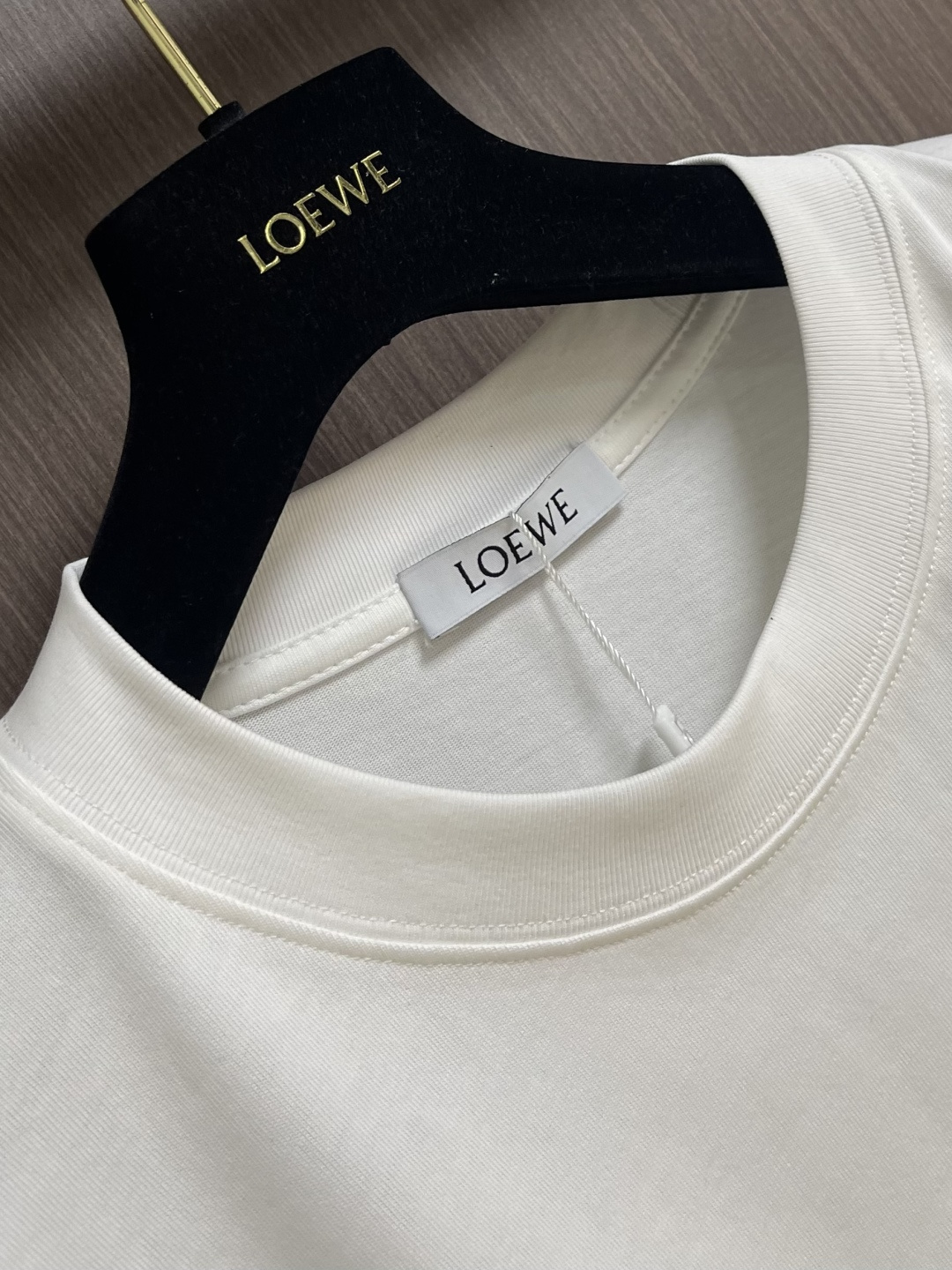 LOEWE 胸口刺绣标识短袖T恤，采用20支平纹优棉，螺纹采用1*1索罗娜螺纹，绣花采用立体刺绣 哑光绣