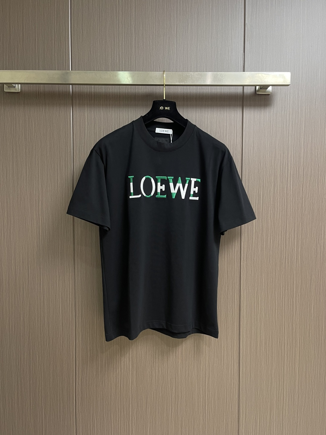 Loewe 2026ss春夏新款 罗意威刺绣logo标识胸前圆领T恤， 260g 32支双纱平纹纯棉面料