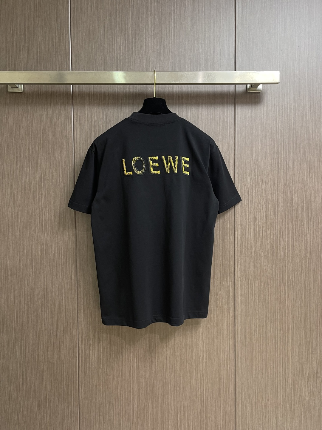 LOEWE 胸口刺绣标识短袖T恤，采用20支平纹优棉，螺纹采用1*1索罗娜螺纹，绣花采用立体刺绣 哑光绣