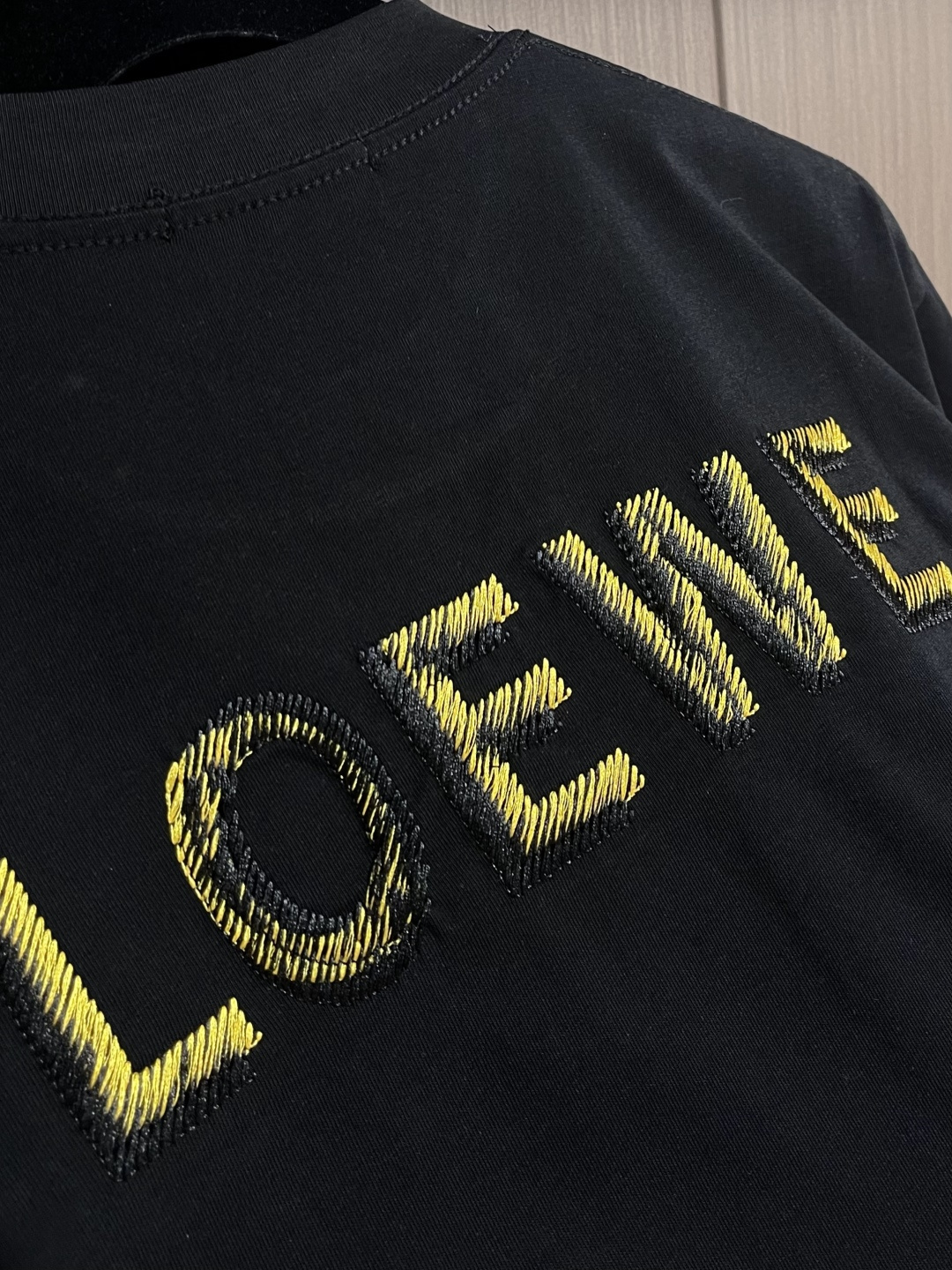 LOEWE 胸口刺绣标识短袖T恤，采用20支平纹优棉，螺纹采用1*1索罗娜螺纹，绣花采用立体刺绣 哑光绣