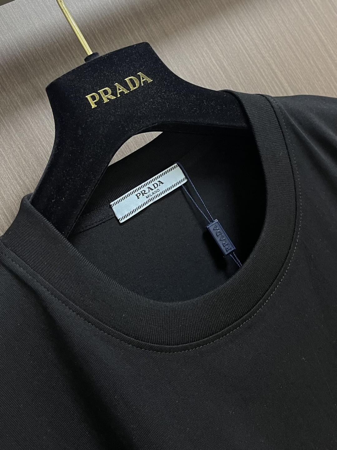 Prada 胶印口袋短袖T恤，平纹针织T恤秉承品牌简约而华美的理念，已然演变为一种态度，一种重释基础单品