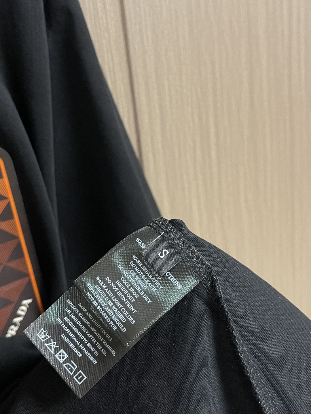 Prada 胶印口袋短袖T恤，平纹针织T恤秉承品牌简约而华美的理念，已然演变为一种态度，一种重释基础单品