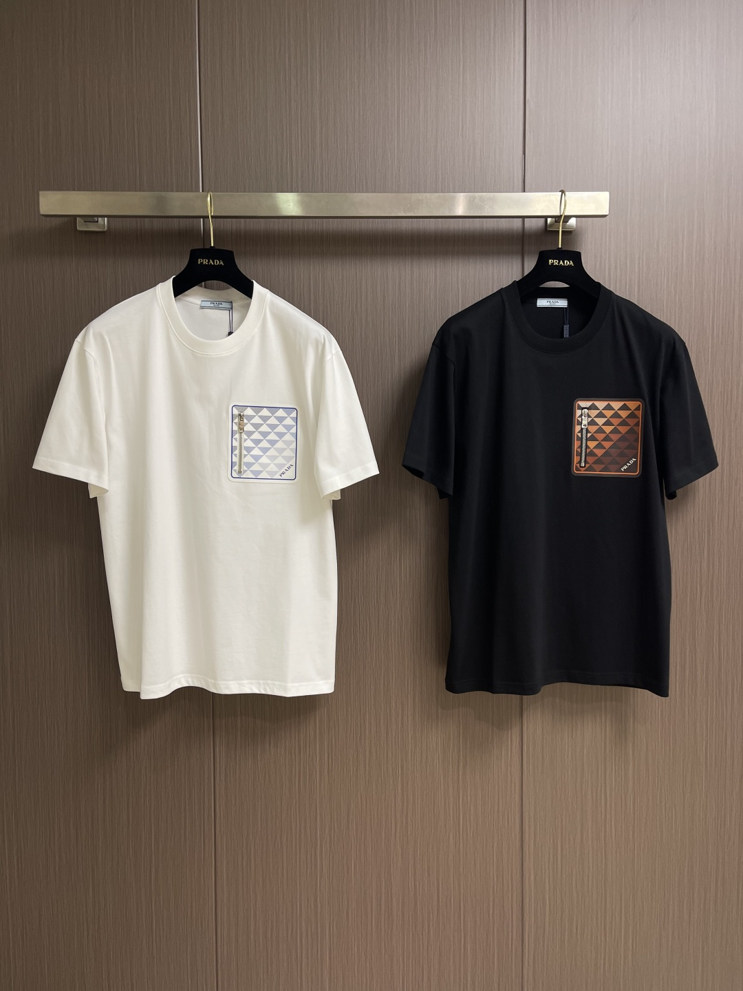 Prada 胶印口袋短袖T恤，平纹针织T恤秉承品牌简约而华美的理念，已然演变为一种态度，一种重释基础单品