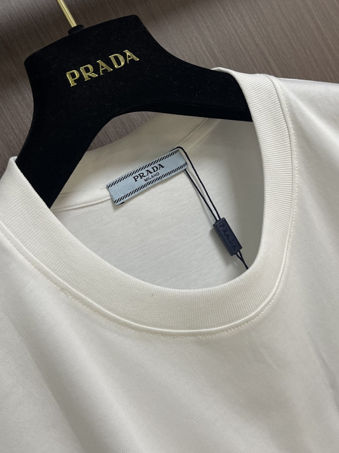 Prada 胶印口袋短袖T恤，平纹针织T恤秉承品牌简约而华美的理念，已然演变为一种态度，一种重释基础单品