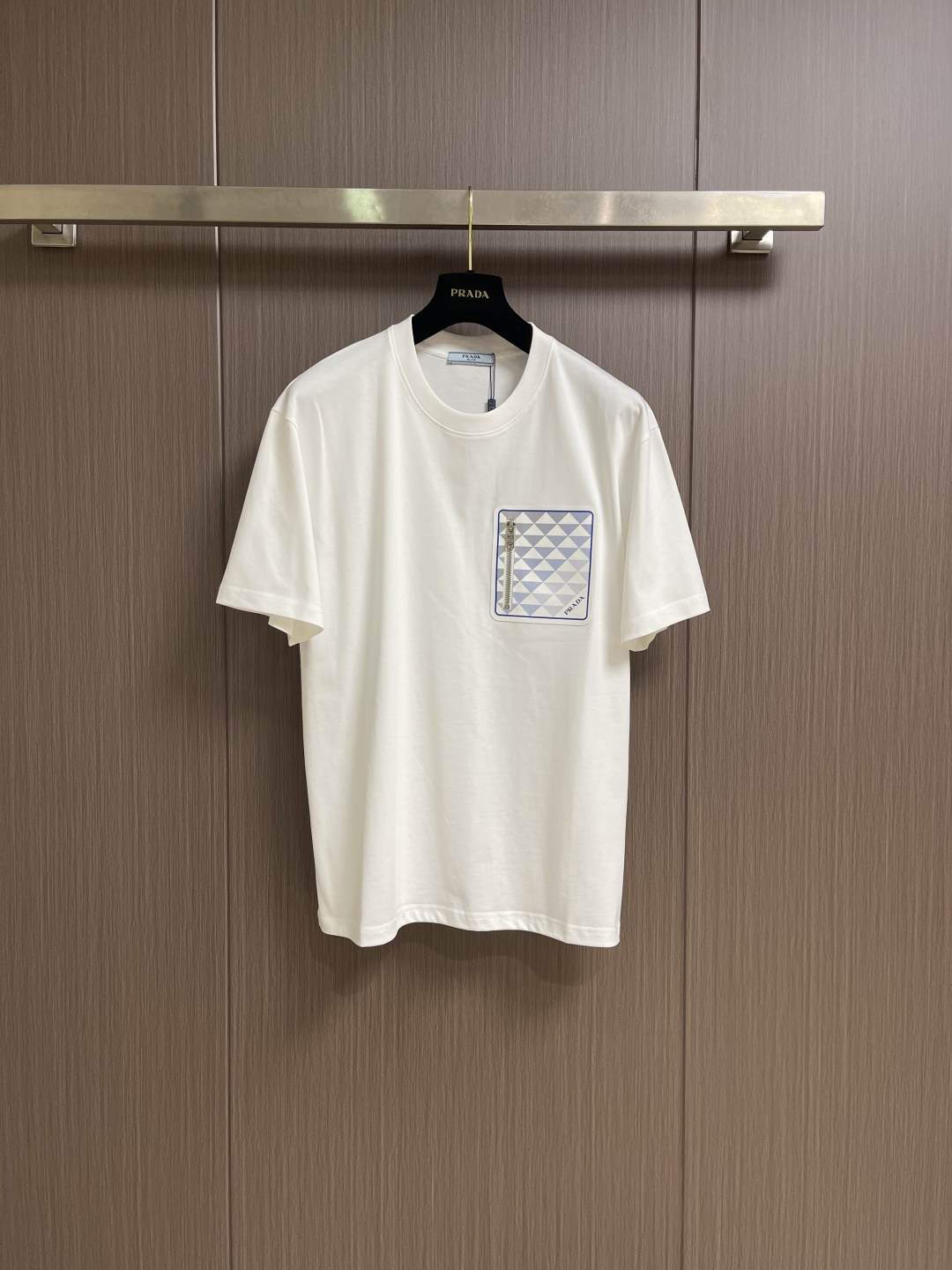 Prada 胶印口袋短袖T恤，平纹针织T恤秉承品牌简约而华美的理念，已然演变为一种态度，一种重释基础单品